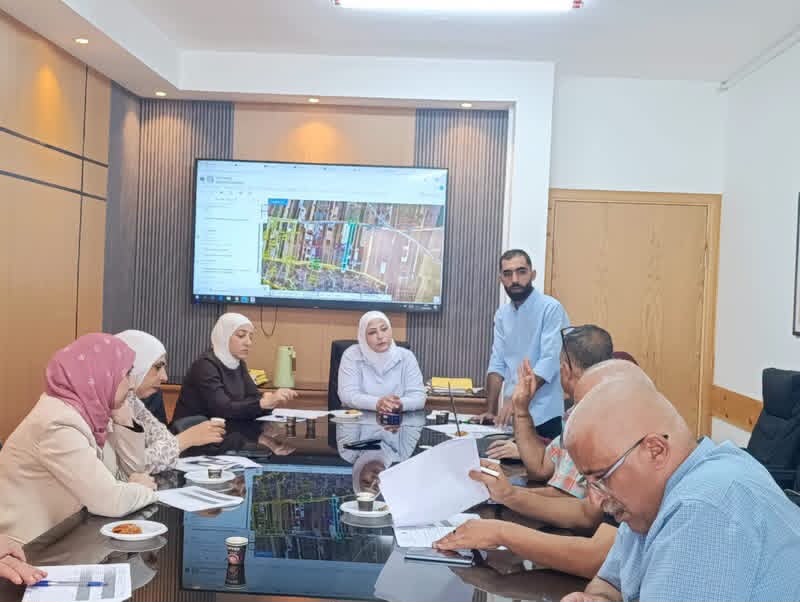 عقدت اللجنة الاقليمية للتخطيط والبناء جلستها رقم 16/2026 برئاسة رئيس اللجنة الاقليمية ومدير عام الحكم المحلي م.ميرفت غزال واعضاء الللجنة الاقليمية بالمحافظة 